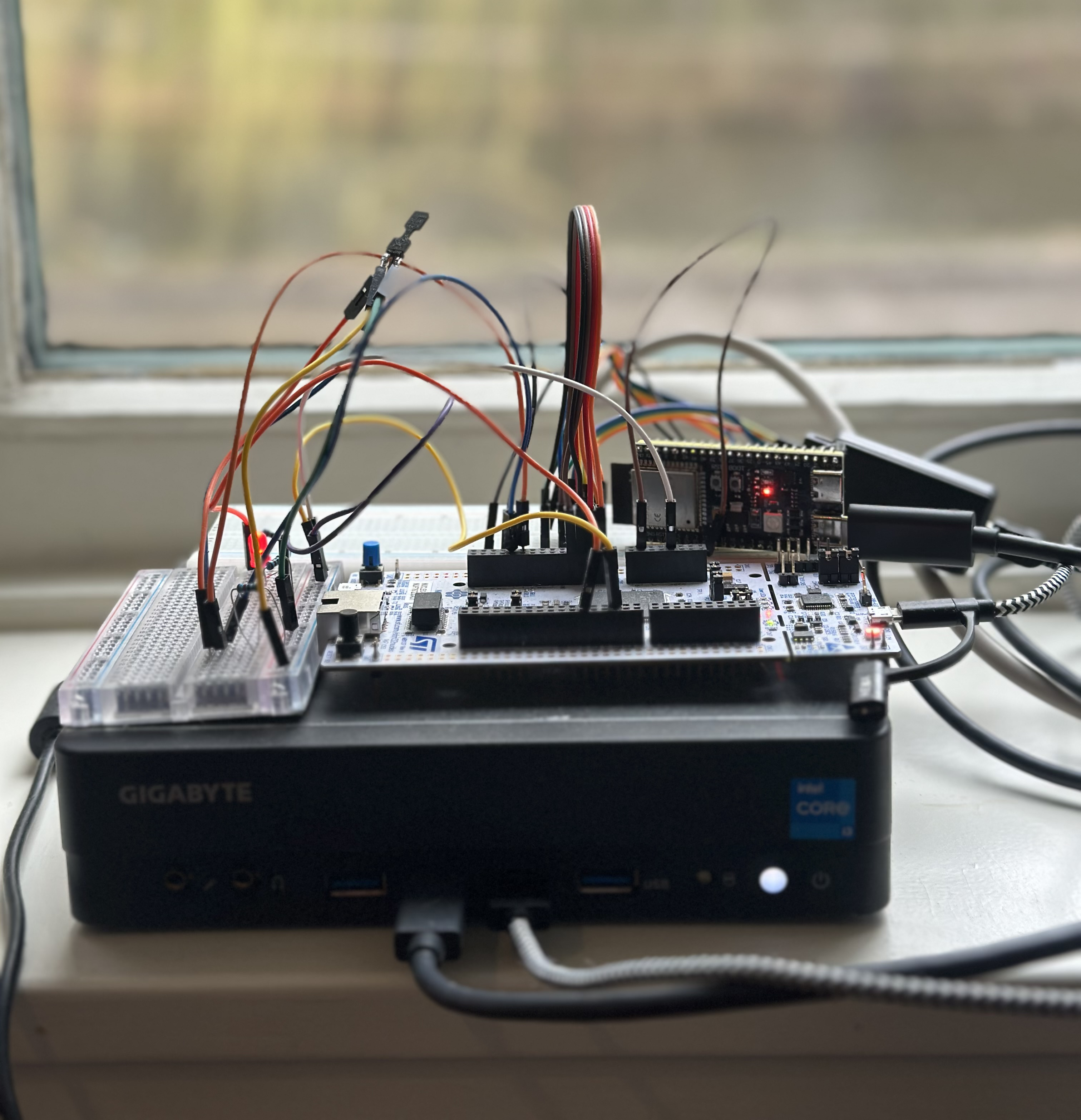 De HIL-opstelling: mini-PC met ESP32 en STM32 via USB aangesloten